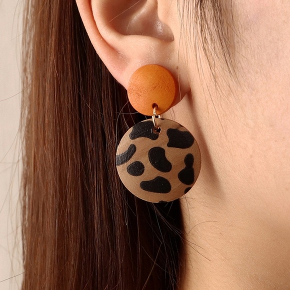**WILLA* Round Leopard Pattern Wood Fashion Earrings - Picture 2 of 5